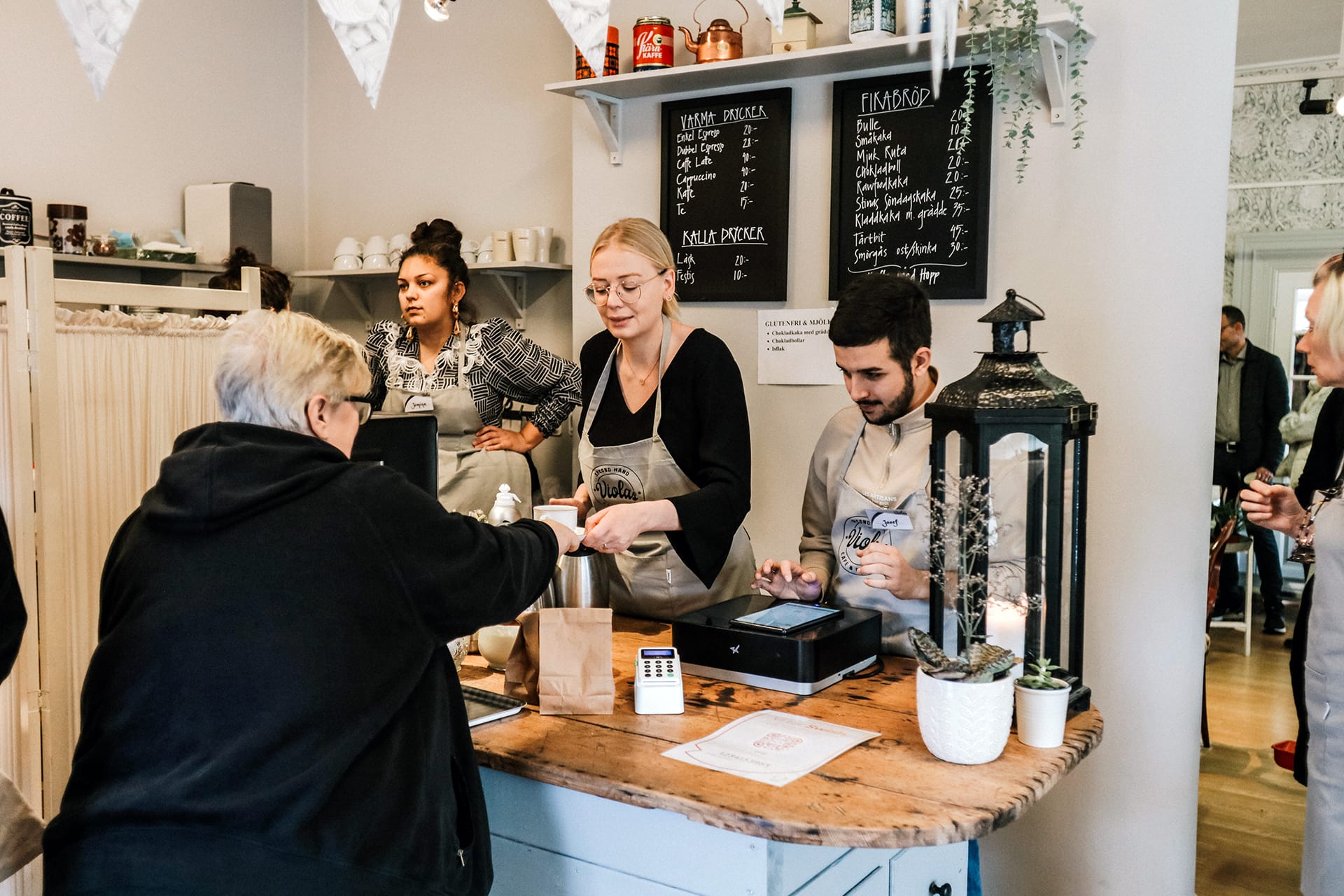 En social arbetsplats Violas café, second hand och blommor i Robertsfors